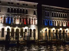 Interpress/Mazzega Venezia, 14.11.2015.- Cà Farsetti e Cà Loredan illuminate con i colori del tricolore Francese