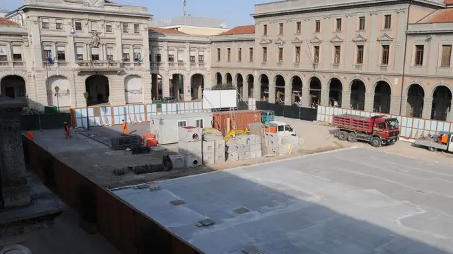 L'ALLUNGAMENTO DELLA RECINZIONE PER I LAVORI IN PIAZZA INDIPENDENZA