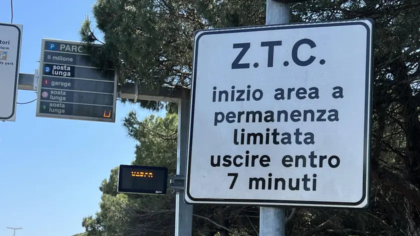 Il cartello che indica la Ztc in aeroporto a Venezia
