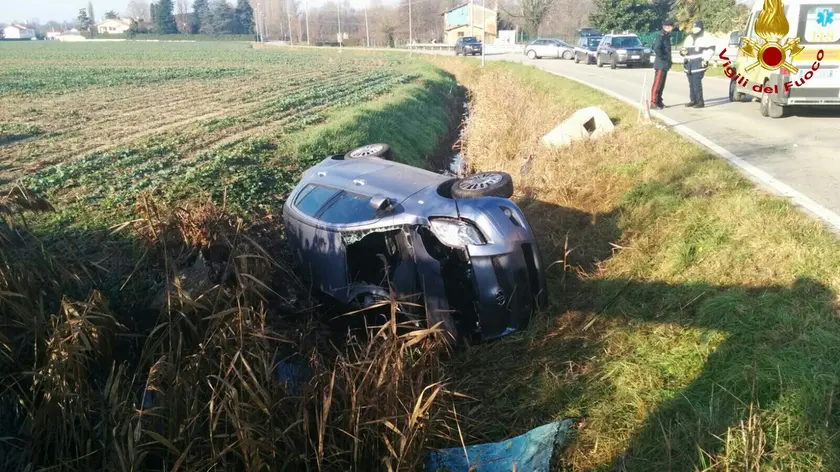 L'auto volata nel fosso a Stra: per fortuna, conducente salvo (foto Vigili del fuoco)