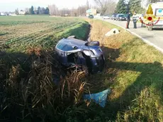 L'auto volata nel fosso a Stra: per fortuna, conducente salvo (foto Vigili del fuoco)