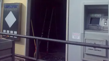 I segni della bomba sulla porta della Carive
