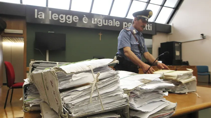 Faldoni i su di un banco in un aula del tribunale di Napoli