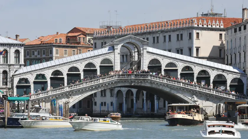 Una colonnina di una balaustra laterale del Ponte di Rialto si e' staccata forse a causa dell'usura del tempo. Il pezzo di marmo e' caduto a terra, vicino a Palazzo dei Camerlenghi in un lato del ponte poco frequentato, senza provocare alcun danno ed e' stato raccolto dai vigili urbani dopo una segnalazione. Non e' la prima volta - come segnalano alcuni quotidiani locali - che si staccano pezzi di marmo dalle balaustre del Ponte, uno dei simboli piu' conosciuti della citta' lagunare..ANSA/ANDREA MEROLA