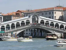 Una colonnina di una balaustra laterale del Ponte di Rialto si e' staccata forse a causa dell'usura del tempo. Il pezzo di marmo e' caduto a terra, vicino a Palazzo dei Camerlenghi in un lato del ponte poco frequentato, senza provocare alcun danno ed e' stato raccolto dai vigili urbani dopo una segnalazione. Non e' la prima volta - come segnalano alcuni quotidiani locali - che si staccano pezzi di marmo dalle balaustre del Ponte, uno dei simboli piu' conosciuti della citta' lagunare..ANSA/ANDREA MEROLA