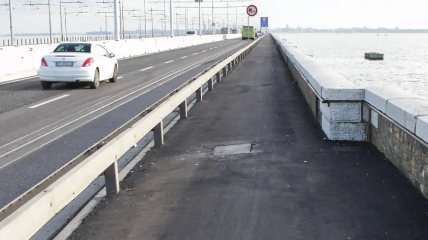 Lavori sul ponte della libertà per la costruzione della pista ciclabile