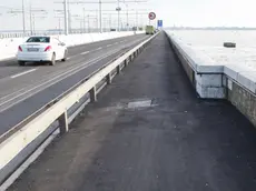 Lavori sul ponte della libertà per la costruzione della pista ciclabile