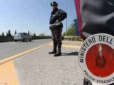 PISA 06 APRILE 2006- PASQUA: INTENSIFICATI I CONTROLLI DELLA POLIZIA STRADALE SULLE STRADE DELL' ESODO. Una pattuglia della Polizia Stradale sulla strada di grande comunicazione Firenze- Pisa-Livorno in direzione mare. FRANCO SILVI/ANSA