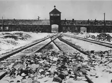 Una foto d'archivio senza data mostra un'entrata del campo di Auschwitz-Birkenau. Oltre 150 strumenti chirurgici e ginecologici del campo di concentramento di Auschwitz sono stati scoperti in una casa della stessa cittadina nel sud della Polonia. "Si tratta di una delle più grandi scoperte degli ultimi anni", ha detto il portavoce del museo Bartosz Bartyzek. "Verosimilmente - ha aggiunto - questi strumenti venivano utilizzati dal ginecologo Carlo Clauberg". ANSA/WIENER LIBRARY FILE .UK AND IRELAND OUT - MANDATORY CREDIT: Picture supplied by the Wiener Library. This picture may only be used in connection with Holocaust Memorial Day. No commercial use. EDITORIAL USE ONLY