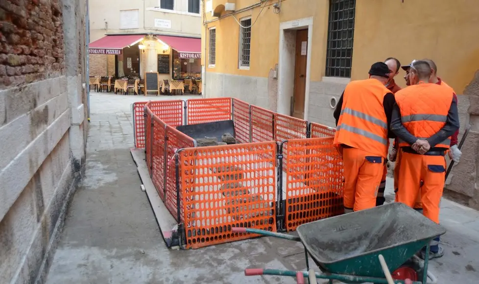 Interpress/M.Tagliapietra Venezia 03.11.2017.- Lavori posizionamento FIBRA. Zona di Rialto, tra Ruga e Sant'Aponal.