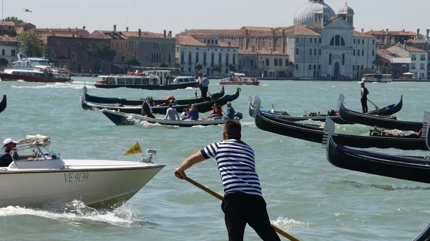 Interpress/M.Tagliapietra Venezia 07.05.2016.- Protesta gondolieri contro il moto ondoso in bacino San Marco. Ostruzione alle imbarcazioni a motore.