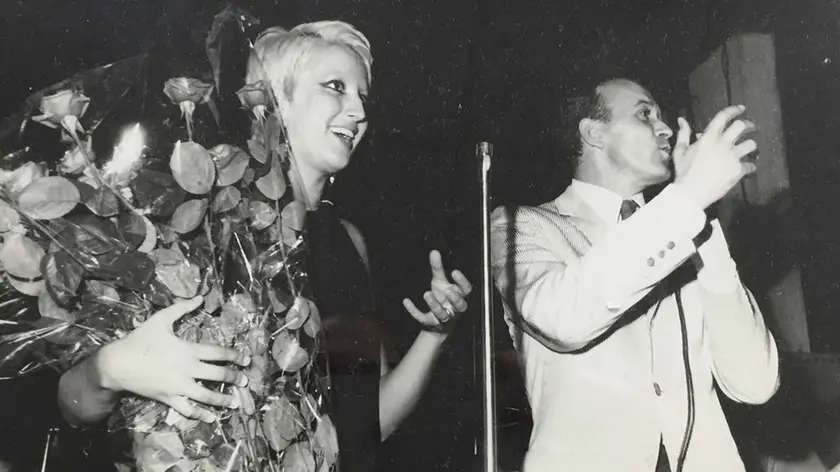COLUCCI - DINO TOMMASELLA - JESOLO - IL MURETTO - FOTO STORICHE E PERSONAGGI FAMOSI E PUBBLICO