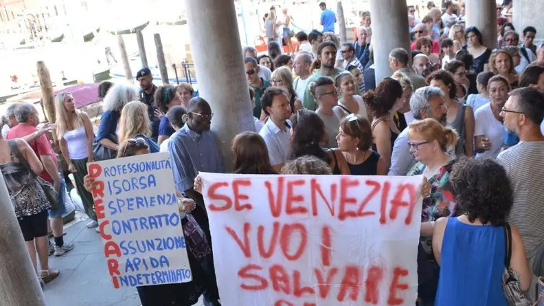 Interpress/Mazzega Venezia, 29.07.2016.- Consiglio Comunale, Cà Farsetti presidiata dalle forze dell'Ordine per la protesta dei Comunali e BLM.-