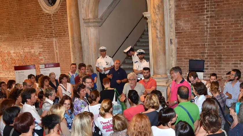 Interpress/Mazzega Venezia, 27.06.2016.- Cà Farsetti, sospesa l'Assemblea Sindacale.- Nella foto comunali ascoltano i loro rappresentanti.- intervento di Mario Ragno UIL