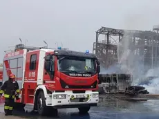 Foto Ufficio Stampa Vigili del Fuoco/LaPresse 15-05-2020 Marghera, VeneziaCronaca Esplosione e successivo incendio in un’azienda chimica a Marghera : intervento in corso di 8 squadre a terra dei Vigili del fuoco e il nucleo nbcr (Nucleare Biologico Chimico Radiologico). Scattato il piano di emergenza esterno per la possibile dispersione nell’ambiente di sostanze chimiche. Nel filmato la ricognizione aerea sulla zona dell’elicottero DragoDISTRIBUTION FREE OF CHARGE - NOT FOR SALE