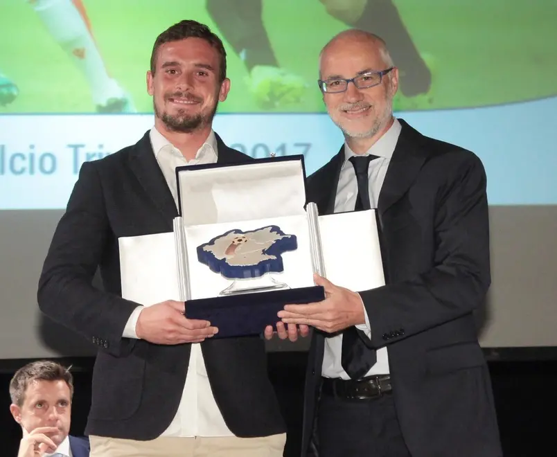 Francesco Signori, neo arancioneroverde, premiato per l'annata di Vicenza