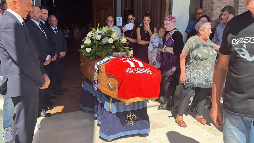 Il funerale dell'imprenditore di Spinea Yuri Cosmo, morto a 55 anni a seguito della caduta dal tetto della sua azienda
