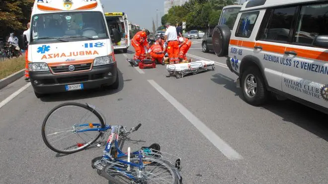 SCATTOLIN MESTRE 15/08/2007 V.le Vespucci passaggio pedonale adiacente all'Istituto Massari incidente tra una moto e un ciclista..© Bertolin M. - La bicicletta del 79enne investito