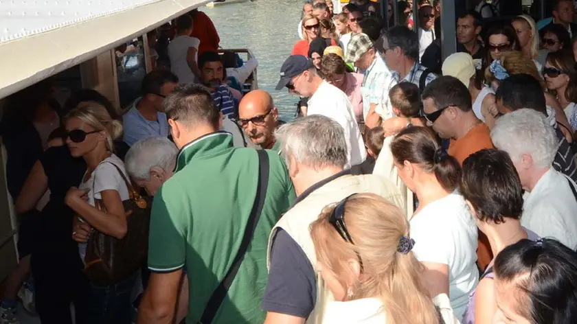 Pellicani Venezia 26.07.2011.- Imbarco differenziato per possessori dell'imob e non. Pontile actv linea 2 Rilato direzione Piazzale Roma.- Interpress Pellicani Venezia 26.07.2011.- Imbarco differenziato per possessori dell_imob e non. Pontile actv linea 2 Rilato direzione Piazzale Roma. - Interpress
