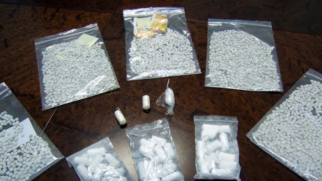 12.02.2005.- Questura di Venezia, Squadra Mobile, 4074 pastiglie di extasi e 330 grammi di cocaina pura sequestrati oggi a Mestre ad un albanese A.I..- Interpress/Mion