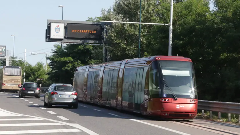 Foto Agenzia Candussi/ Baschieri/ Mestre, viale della libertà/ Il tram si ferma all'imbocco del ponte della libertà