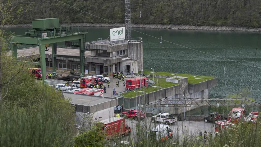 Una vista aerea della centrale idroelettrica del bacino artificiale di Suviana