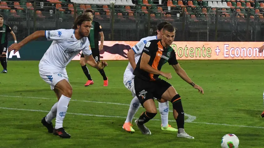 Samuele Longo circondato dal pressing dell'Empoli