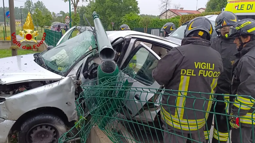 L'auto dopo che i vigili del fuoco sono riusciti a estrarre la donna e consegnarla al Suem