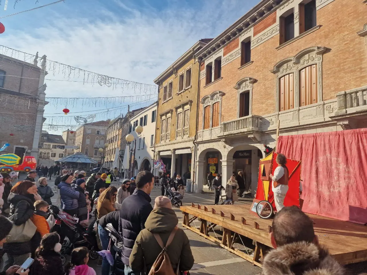 Diciotto giorni di festa che hanno portato il divertimento in tutte le "città di Venezia". Una pantegana galleggiante, cortei acquei, carri allegorici, spettacoli diffusi, rievocazioni storiche, la grazia delle 12 Marie e la magia del fuoco che incontra l’acqua all’Arsenale. Tutto questo è stato il Carnevale di Venezia 2024 “Ad Oriente. Il mirabolante viaggio di Marco Polo”, che oggi si è chiuso con il saluto da Piazza San Marco della Maria vincitrice del Carnevale 2024, Silvia Zecchin, la sfilata dei carri a Zelarino, l’ultimo spettacolo di “Terra Incognita”, nelle acque dell’Arsenale di Venezia, capace di immagare con il suo racconto ancestrale e le feste mascherate nei palazzi.
