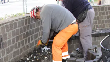 Lavori di rimozione di alcune panchine in via Carducci per evitare il bivacco dei senzatetto, Mestre