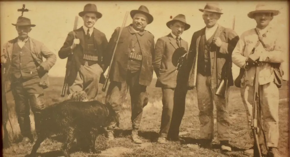 Nicolò Boschin (prima a destra) a una battuta di caccia nel 1920