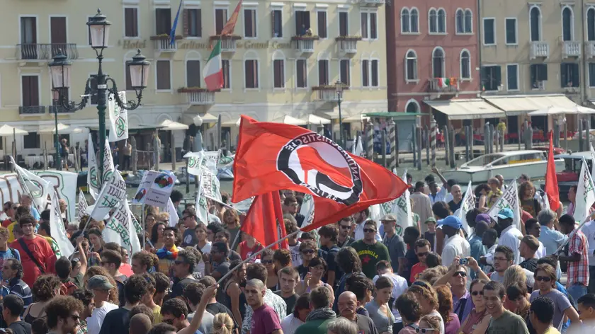 Un corteo dei movimenti antagonisti a Venezia