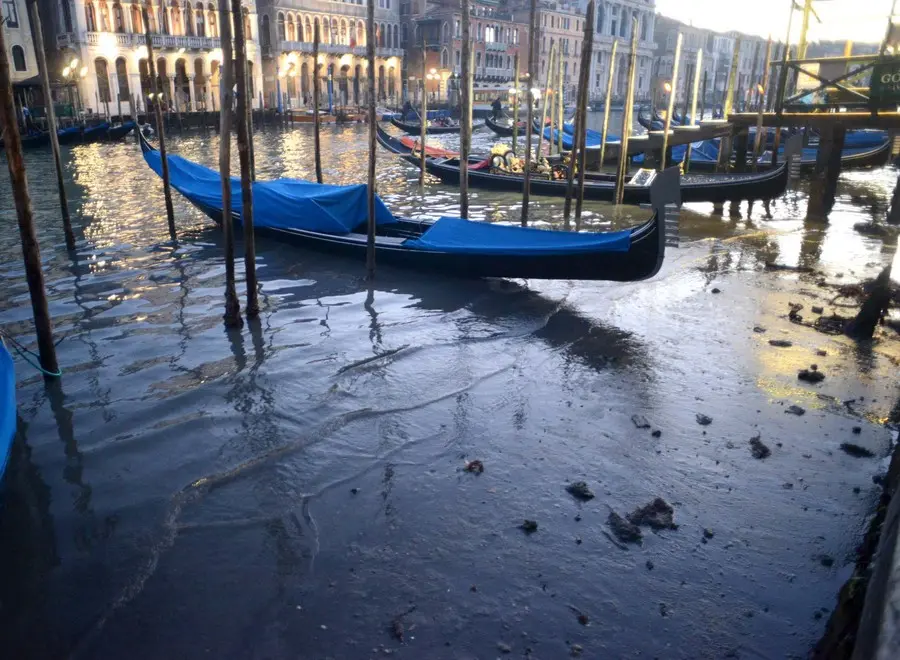 Interpress/M.Tagliapietra Venezia 04.01.2015.- Bassa Marea Canal Grande Rialto.