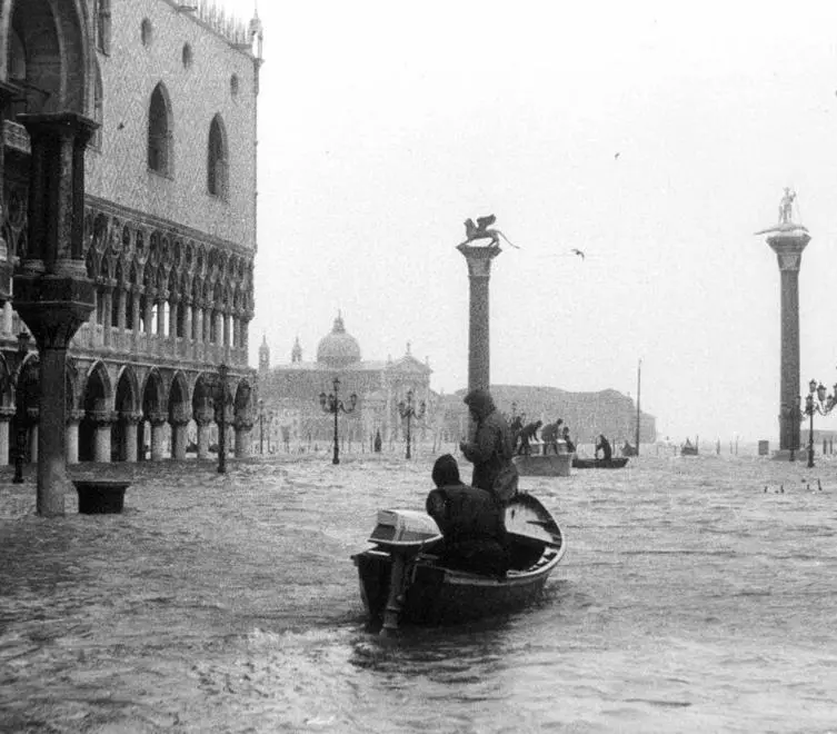 Lo sguardo assorto, incredulo, di uno storico, Frederic Lane, profondo conoscitore della 'Serenissima', che dalla finestra di una pensione contempla la città immersa nell'acqua. E' una delle immagini offerte dalla mostra "Venezia 1966-2016. Dall'emergenza al recupero del patrimonio culturale. Storie e immagini dagli archivi della città", organizzata nel cinquantennale dell'alluvione del 4 novembre 1966 dall'Archivio di Stato di Venezia, dalla.Biblioteca Nazionale Marciana e dal Comune di Venezia. La mostra, realizzata a cura di Alessandra Schiavon, è allestita nelle Sale monumentali della Biblioteca Nazionale Marciana fino al 27 novembre e presenta documenti e fotografie provenienti da diversi archivi pubblici, 28 ottobre 2016. ANSA/UFFICIO STAMPA ++ NO SALES, EDITORIAL USE ONLY ++