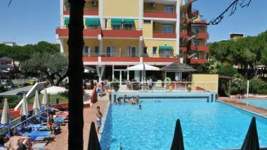 La piscina dove è morto Alessandro De Vito (a destra)