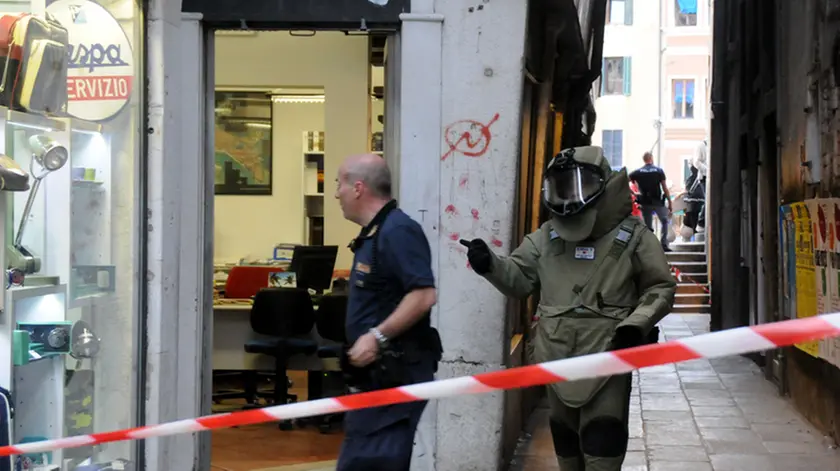 Interpress/Mazzega Mion Venezia, 24.09.2014.- Allarme bomba nell'Agenzia di Viaggi Kele&Teo San Marco 5097/B ai piedi del Ponte di Rialto.- Nella foto gli artificeri della P.S.