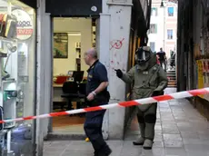 Interpress/Mazzega Mion Venezia, 24.09.2014.- Allarme bomba nell'Agenzia di Viaggi Kele&Teo San Marco 5097/B ai piedi del Ponte di Rialto.- Nella foto gli artificeri della P.S.