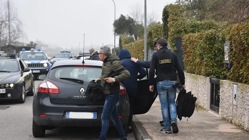 SCATTOLIN - DINO TOMMASELLA - ERACLEA - BLITZ DELLE FORZE DELL'ORDINE NELLE ABITAZIONI DEI DONADIO - UNO DEI DONADIO VIENE CARICATO IN MACCHINA