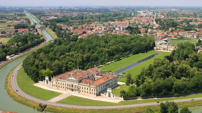 Una vista dall'alto della Riviera del Brenta all'altezza di villa Pisani a Stra