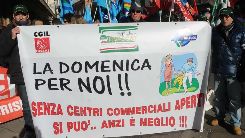 Interpress Morsego Venezia, 22.02.2012.- Manifestazione lavoratori dei supermercati davanti al TAR di Venezia.-