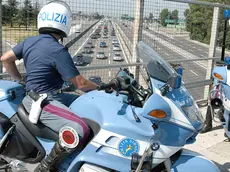 20060817 - ROMA - ECO - CODICE STRADA: BIANCHI,CHI HA FERRARI CORRA SU PISTA PROPRIA -..In un'immagine d'archivio del 31 luglio 2004, una pattuglia della polizia stradale controlla il traffico in autostrada nei pressi di Bologna. Il ministro dei Trasporti Alessandro Bianchi ha dichiarato alla trasmissione Radio Anch'io "A chi va a 300 all'ora sulle autostrade va tolta la patente a vita". ..GIORGIO BENVENUTI/ANSA ARCHIVIO/ i50 - Il ministro Bianchi contro la super-velocita' - Un agente della polizia stradale mentre sorveglia il traffico da un cavalcavia In autostrada a 150 all'ora