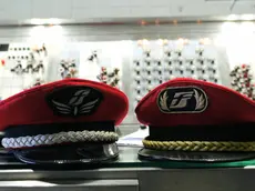 Due cappelli da capostazione in una stazione in Toscana, in una foto d'archivio. A seguito della rottura delle relazioni sindacali annunciata nei giorni scorsi, oggi, 23 settembre 2011, i sindacati dei trasporti, Filt, Fit, Uilt, Ugl trasporti e Fast hanno proclamato uno sciopero di otto ore di tutto il personale del Gruppo Fs il prossimo 21 ottobre, dalle 9 alle 17. ANSA/ FRANCO SILVI