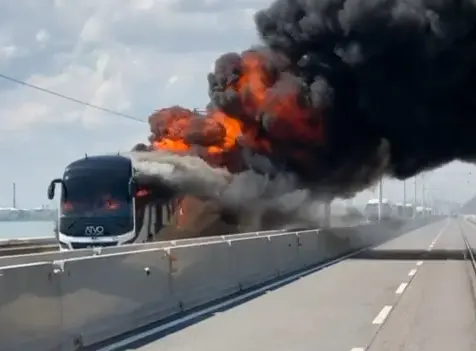 Il mezzo pubblico di Atvo a fuoco (foto RadioTaxi)