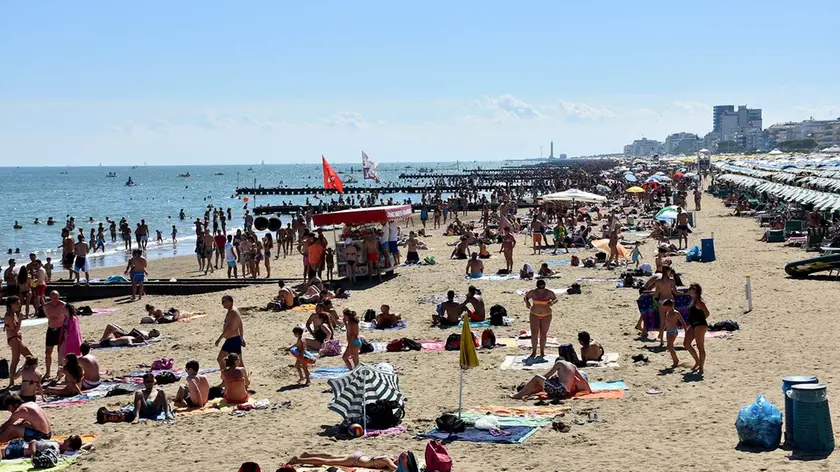 Molti i venditori abusivi lungo le spiagge poi alloggiati in mini superaffollati