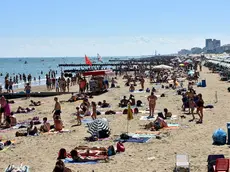 Molti i venditori abusivi lungo le spiagge poi alloggiati in mini superaffollati