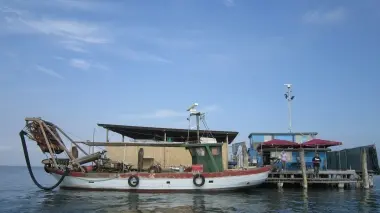 Un casone in laguna che ospita un ristorante, una delle attività più promettenti a Chioggia