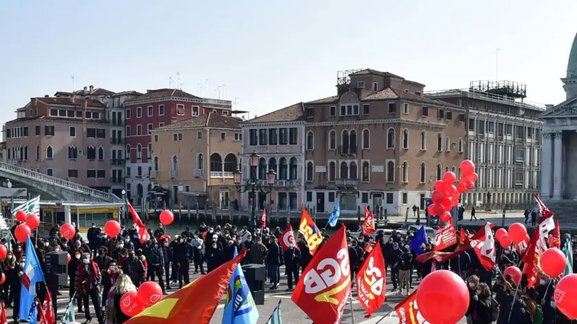 Interpress\M.Tagliapietra Venezia 08.03.2021.- Manifestazione trasporti actv Ferrovia Santa Lucia.