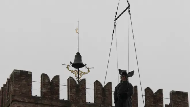 Volo dell'asino in piazza Ferretto a Mestre