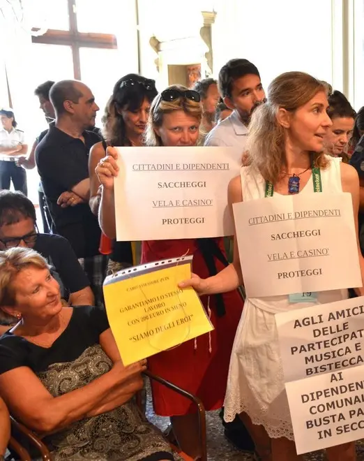 Interpress/Mazzega Venezia, 29.07.2016.- Consiglio Comunale, Cà Farsetti presidiata dalle forze dell'Ordine per la protesta dei Comunali e BLM.- Nella foto delegazione in Sala del Consiglio