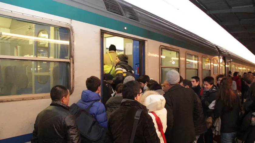 Passeggeri mentre salgono su un treno alla stazione di Mestre